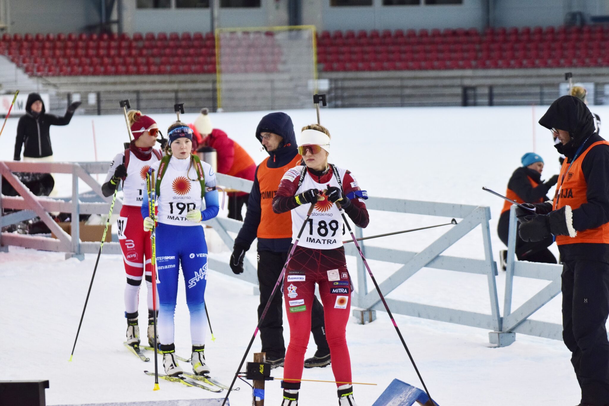 Imatran Urheilijoiden hiihtäjä valmistautumassa hiihtoon kilpailualueella